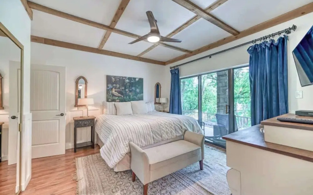 Luxurious Riverfront Condo Just 1 Blk to Schlitterbahn!