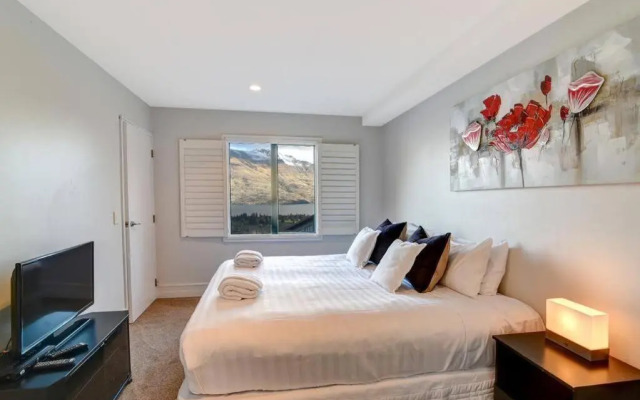 Modern 3 bedroom with stunning postcard views!