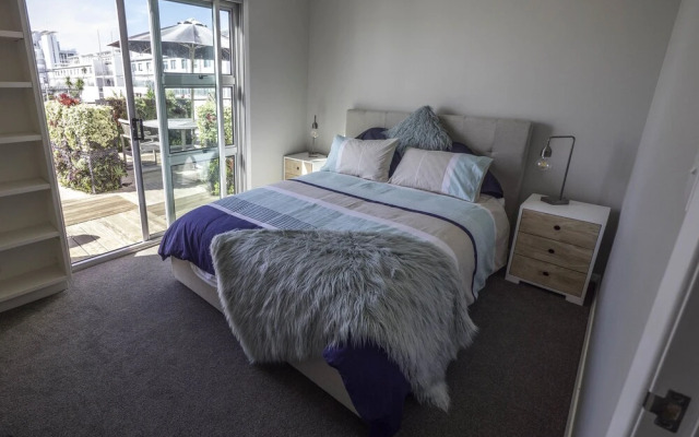 Seaview 1BR Apartment with Amazing Deck