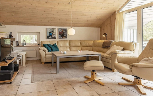 Vibrant Holiday Home in BlÃ¥vand near Sea