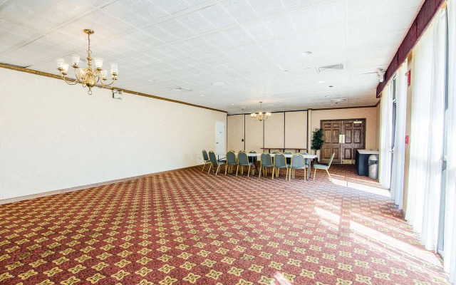 Econo Lodge Inn & Suites Southwest