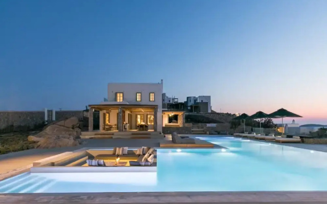 Villa With Resort Style Pool