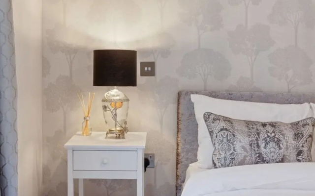 Contemporary 2bed&bath Apt W/patio in North London