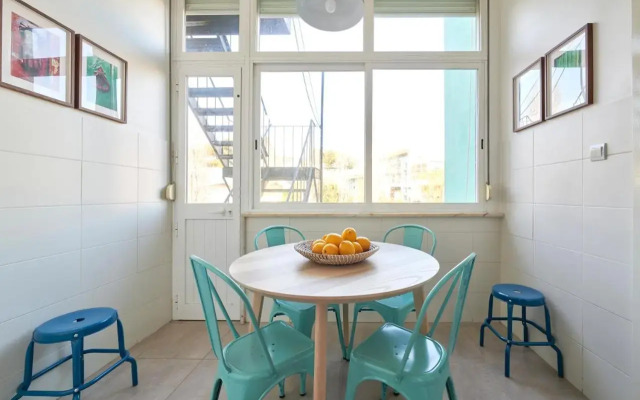 Quiet and Central 2BR APT, By TimeCooler