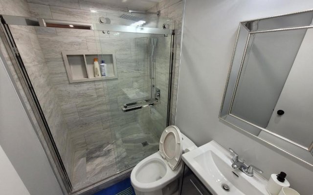 Guest House - Master Bedrooms in Bayview Village - Central North York, Toronto