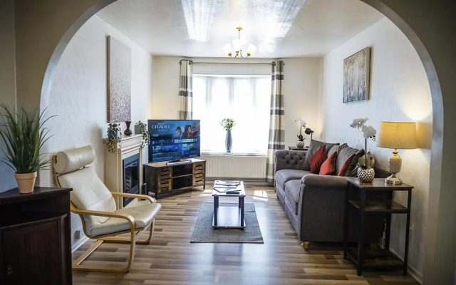 Central Three Bedroom House with Garden