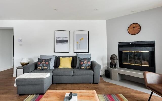 Commodious Condominium in Tranquil Lakeside Setting