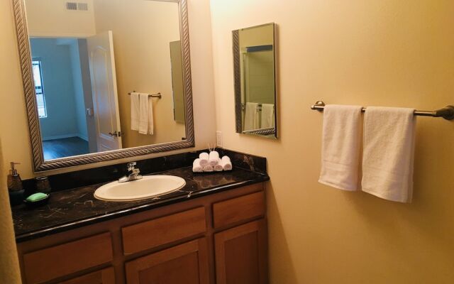 DTLA Apartment With Parking and Pool