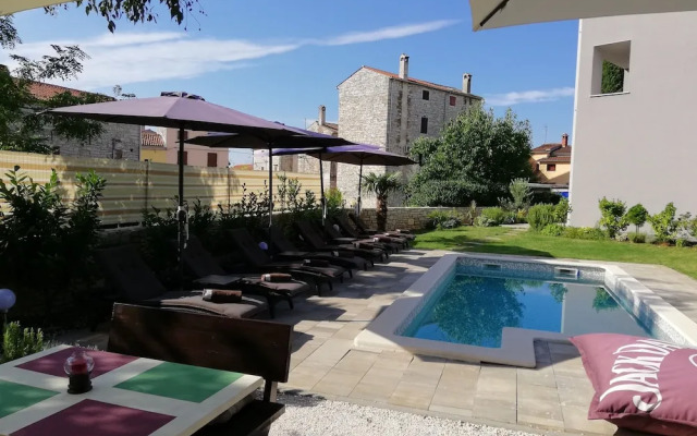 Private Acommodation Istrasoley