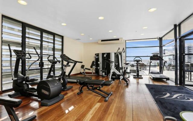 Renovated Apt with huge deck & car park