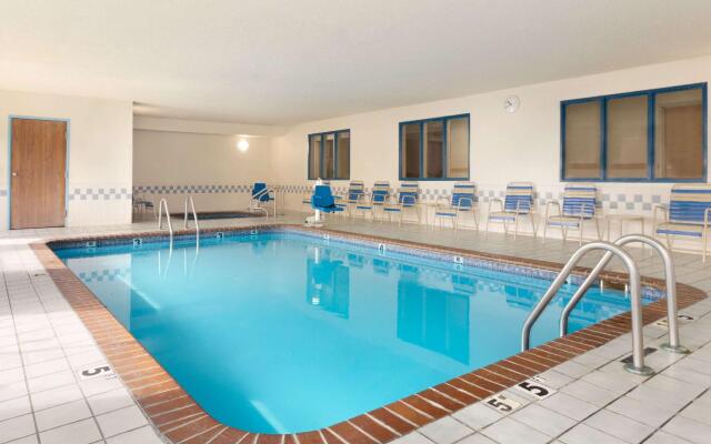 Sleep Inn & Suites Salina I-135