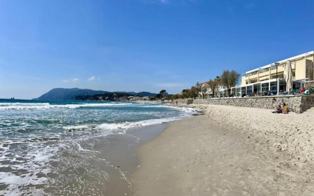 Magnificent 82m With Terrace And In Front Of Sea