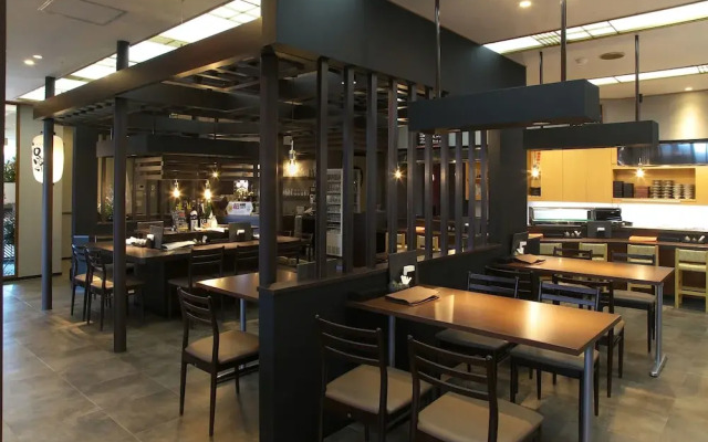 PLAZA EAST CABIN - Caters to men