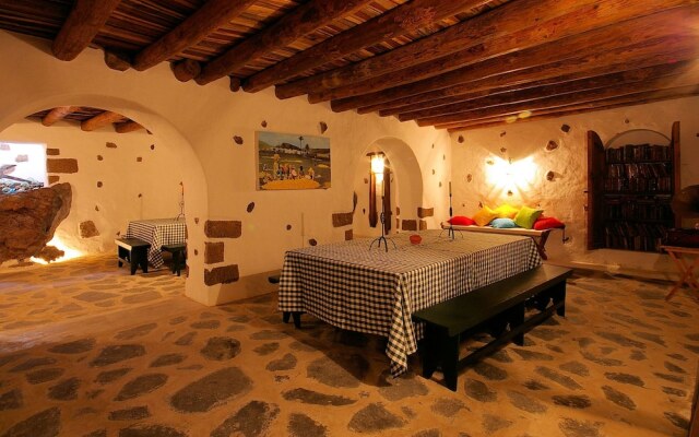 Comfortable Villa in Haría With Swimming Pool