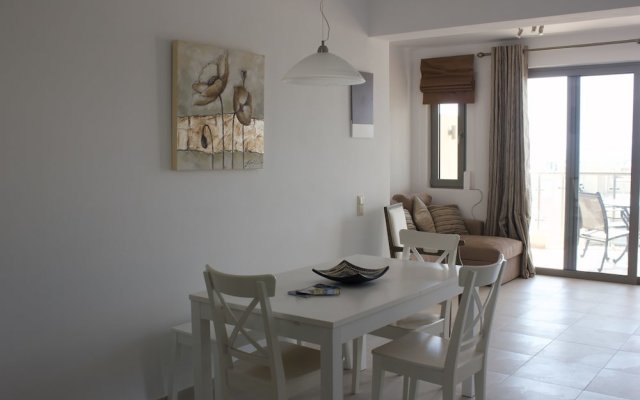 Immaculate 2-bed Apartment in Makrygialos