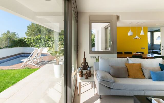 Delightful Villa in Canyelles wth Swimming Pool