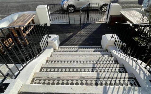 Seaview flat with balcony, spacious 2 bedroom