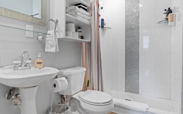 Quiet Retreat Off Magazine w Balcony Parking