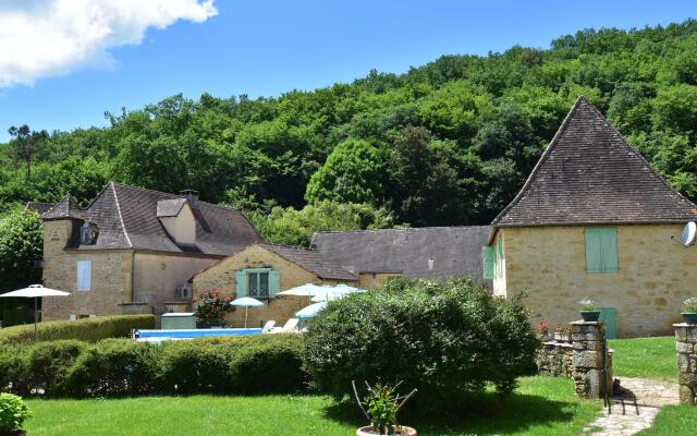 Modern Holiday Home in Aquitaine with Swimming Pool