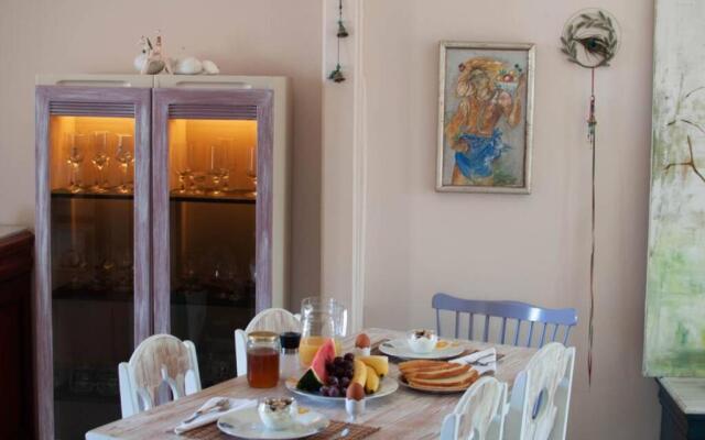 Marys Art and Cultural House 100meters from the beach