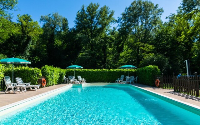 Estate With 5 Apartments, Swimming Pool, Large Garden