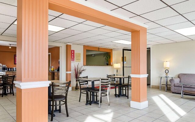 Econo Lodge Hays I-70