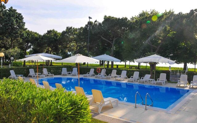 Hi Hotels Sirmione - Lakeview Pool