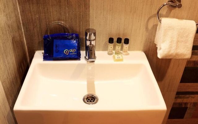 OYO Premium Airport City Centre 2