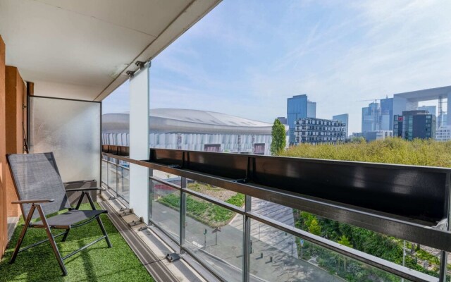 Spacious Apartment With Stunning View Of Paris La Defense Fits Up To 8