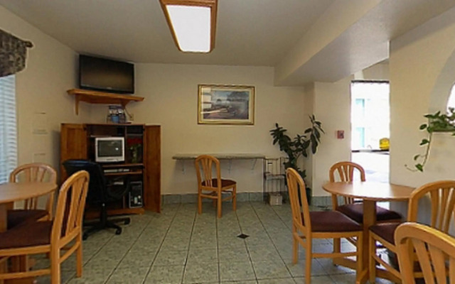 Cloverdale Wine Country Inn & Suites