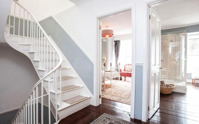 Large House, sleeps 10 with incredible sea views