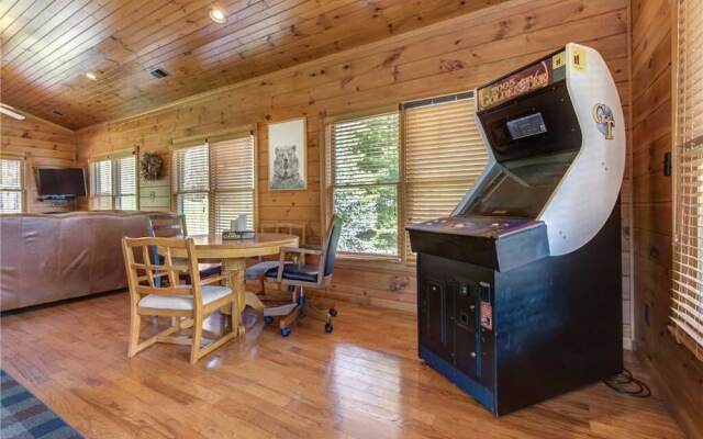 Gatlinburg Majesty 4 Bedroom Home with Hot Tub