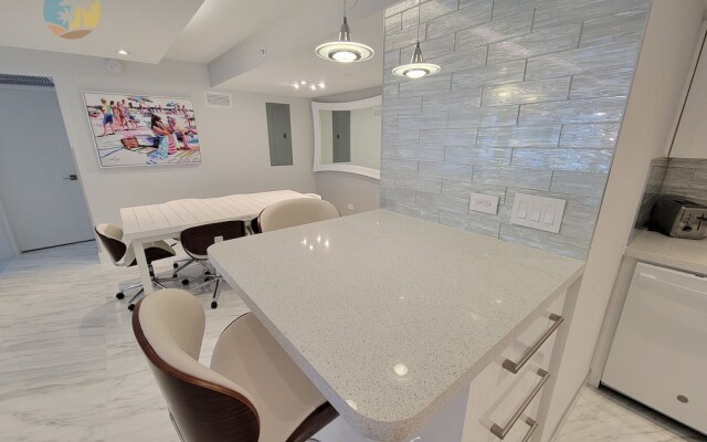 Alexander 611 3 Bedroom Apts by RedAwning