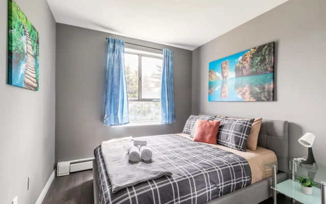 2BR Apartment w Netflix Near DT Hamilton