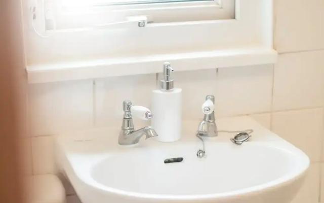 Spacious Victorian 4 bed house near Heath Hospital