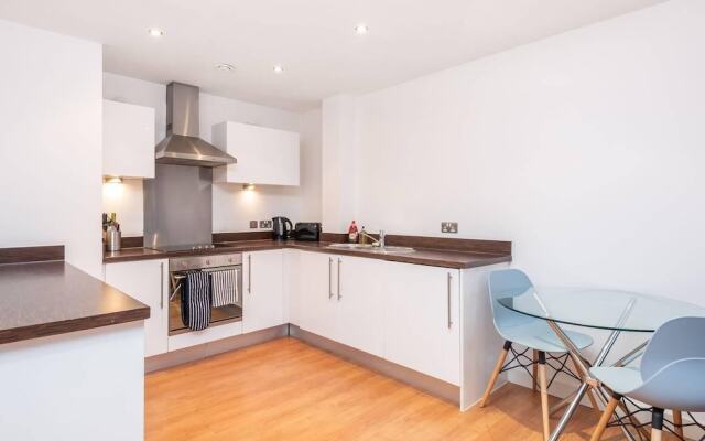 Stunning 2BR Waterside Apartment Close to Station
