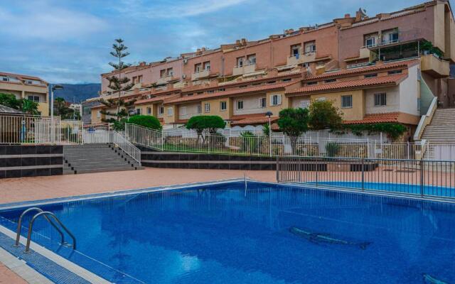 YELLOW 3 bedroom large apartment for 10 guests