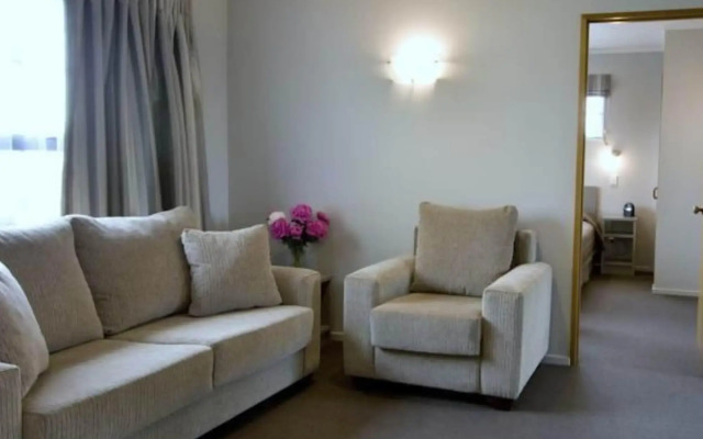 Knightsbridge Court Motor Lodge