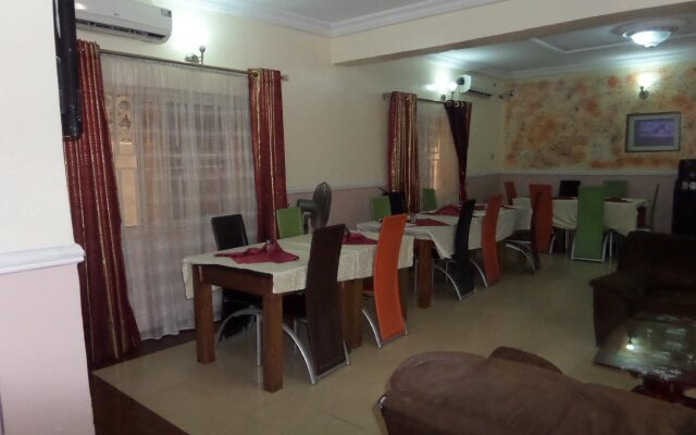 Maxton Suites