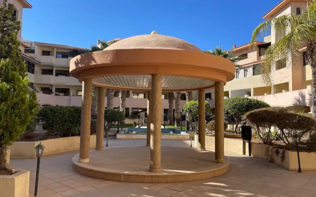 Townhouse With Pool 5 Minute Walk to Beach