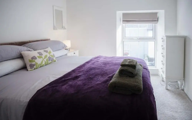 Pink Cottage - 4 Bedrooms & Hot Tub - Tenby