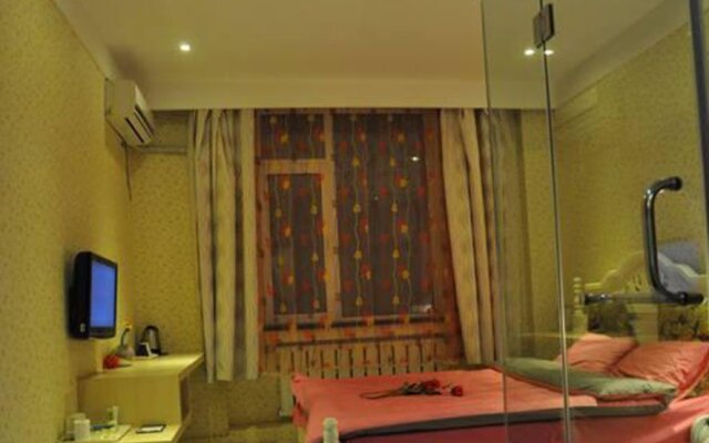 Dalian Seasons Urban Theme Hotel