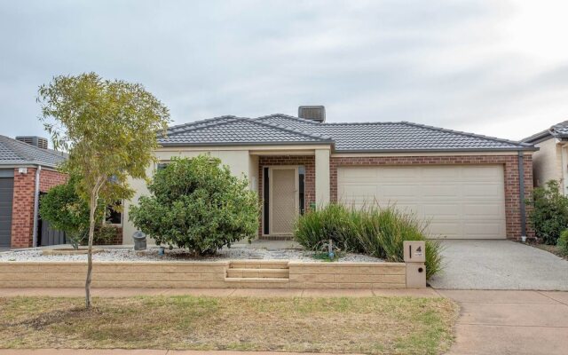 Spacious Lovely Home In Point Cook