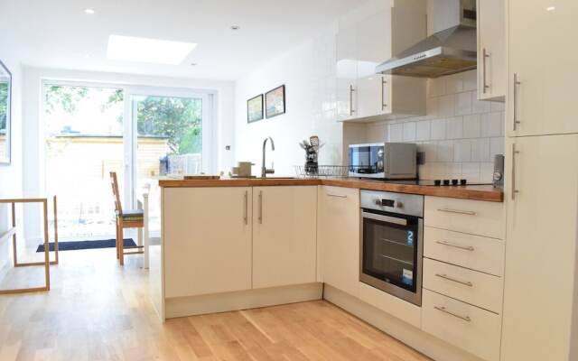 Stylish 3 Bedroom Apartment in Central Balham