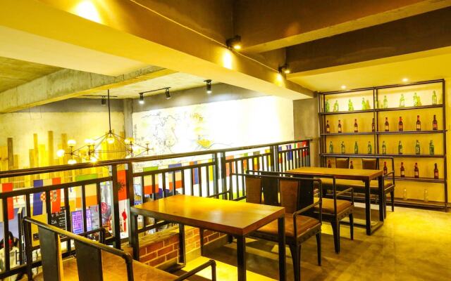 Comma Travel International Youth Hotel