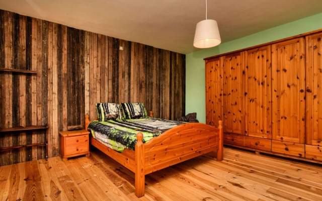 Pleasant Holiday Home in Erezée Ardennes with Hot Tub, Sauna