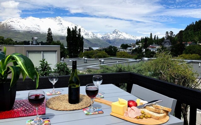 16 guests. Unique, central, mountain & lake views