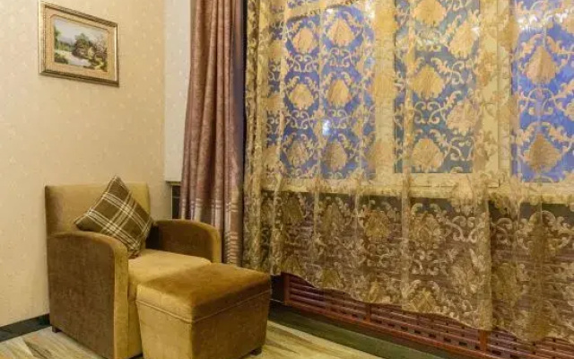Garze Chin lives in a hotel