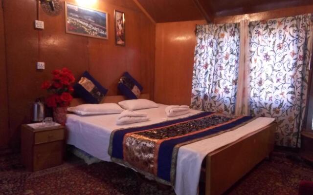 Houseboat New Suzan