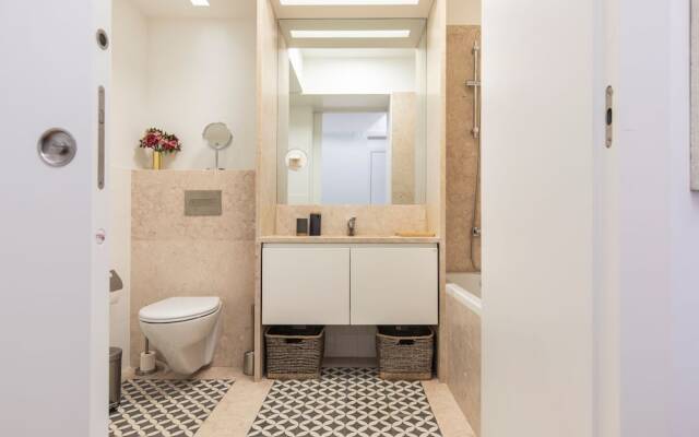 Trendy & Classic 2 Bedroom Apartment